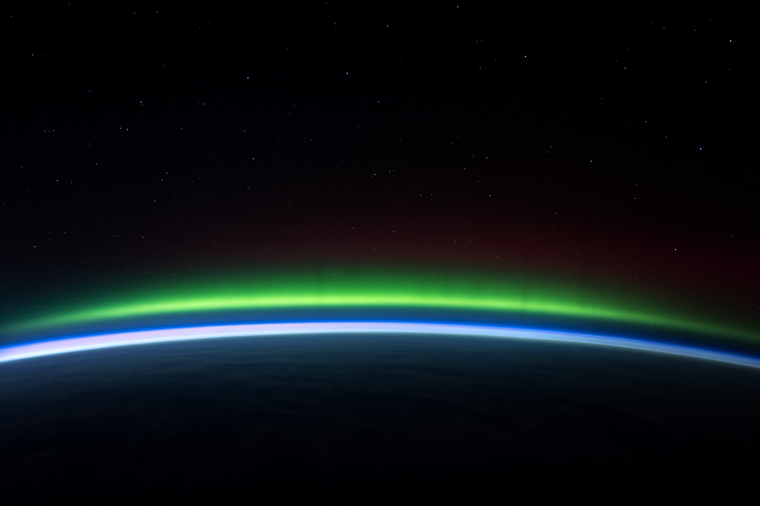 Aurora di atmosfer atas Bumi terlihat dari orbit rendah saat badai geomagnetik