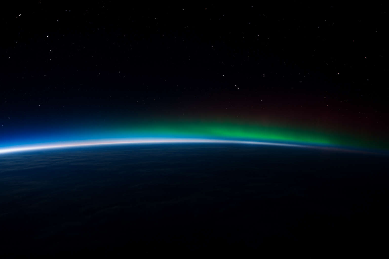 Aurora di atmosfer atas Bumi terlihat dari orbit rendah saat badai geomagnetik